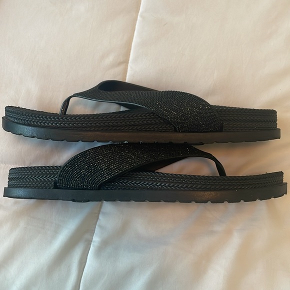 Capelli New York women’s black flip flop sandals. NwoT - Picture 5 of 7